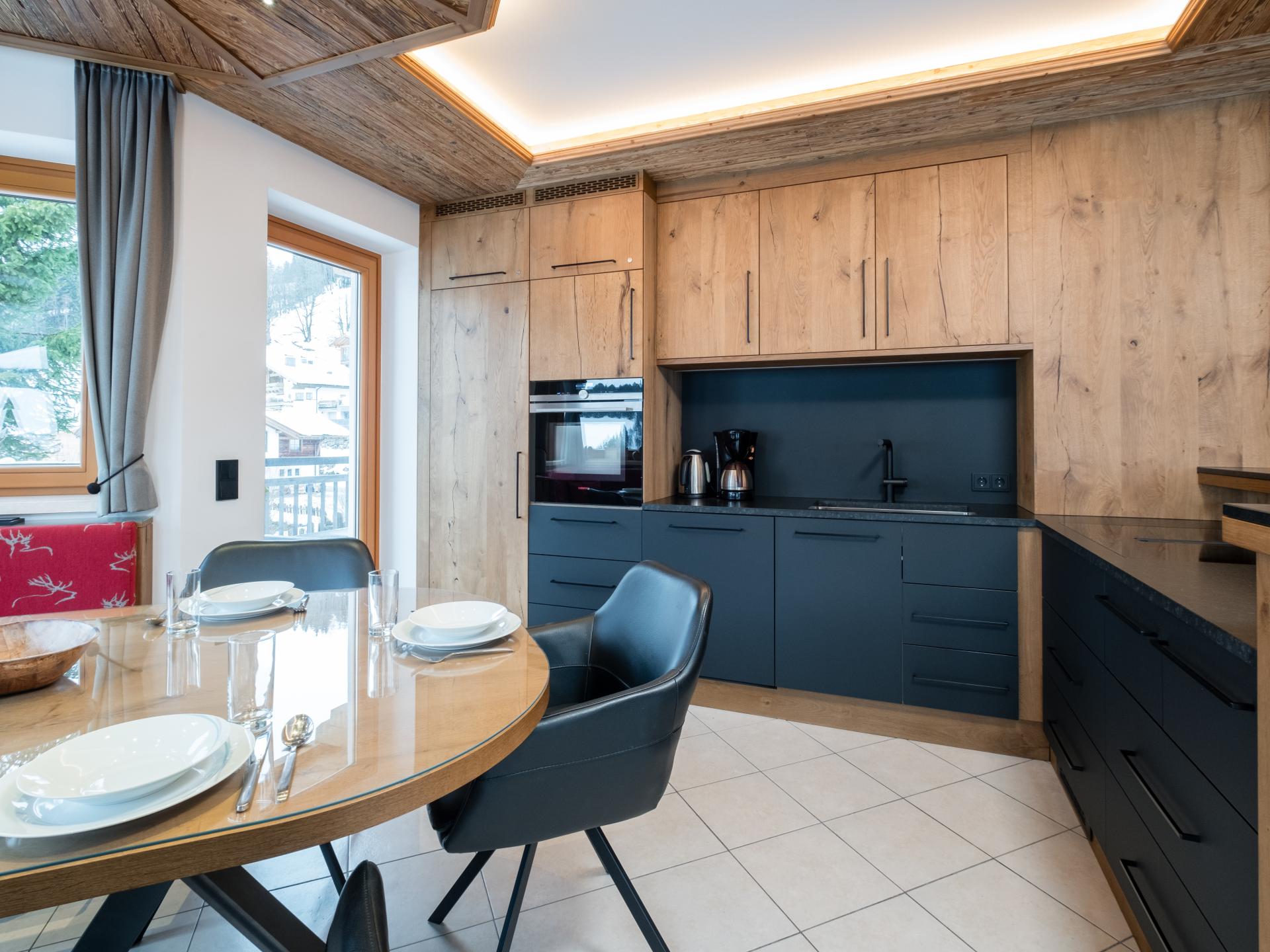 Piste-aan-huis in Saalbach: ruim appartement voor 9 met zonnig bergterras - foto 9