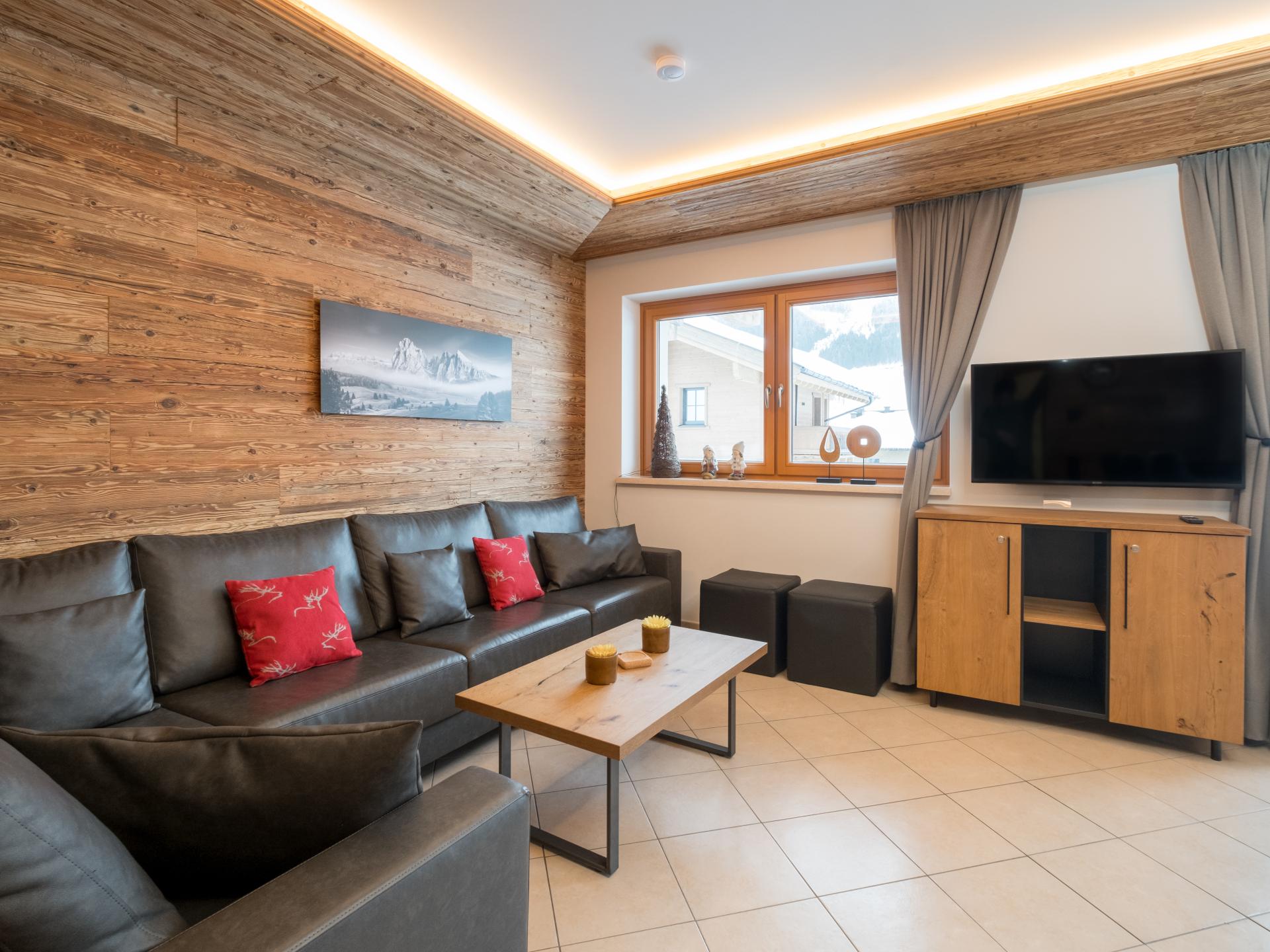 Piste-aan-huis in Saalbach: ruim appartement voor 9 met zonnig bergterras - foto 5