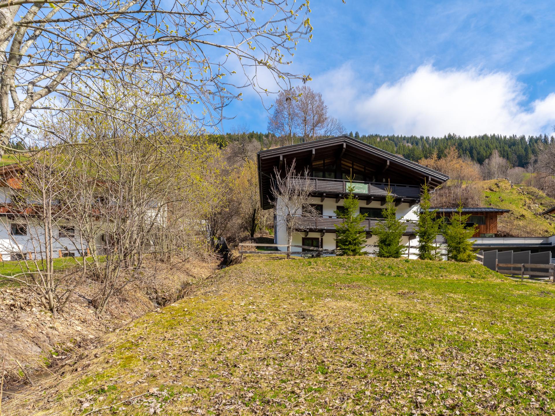 Luxe groepsaccommodatie met sauna voor 18 personen direct aan de piste in Saalbach - foto 2