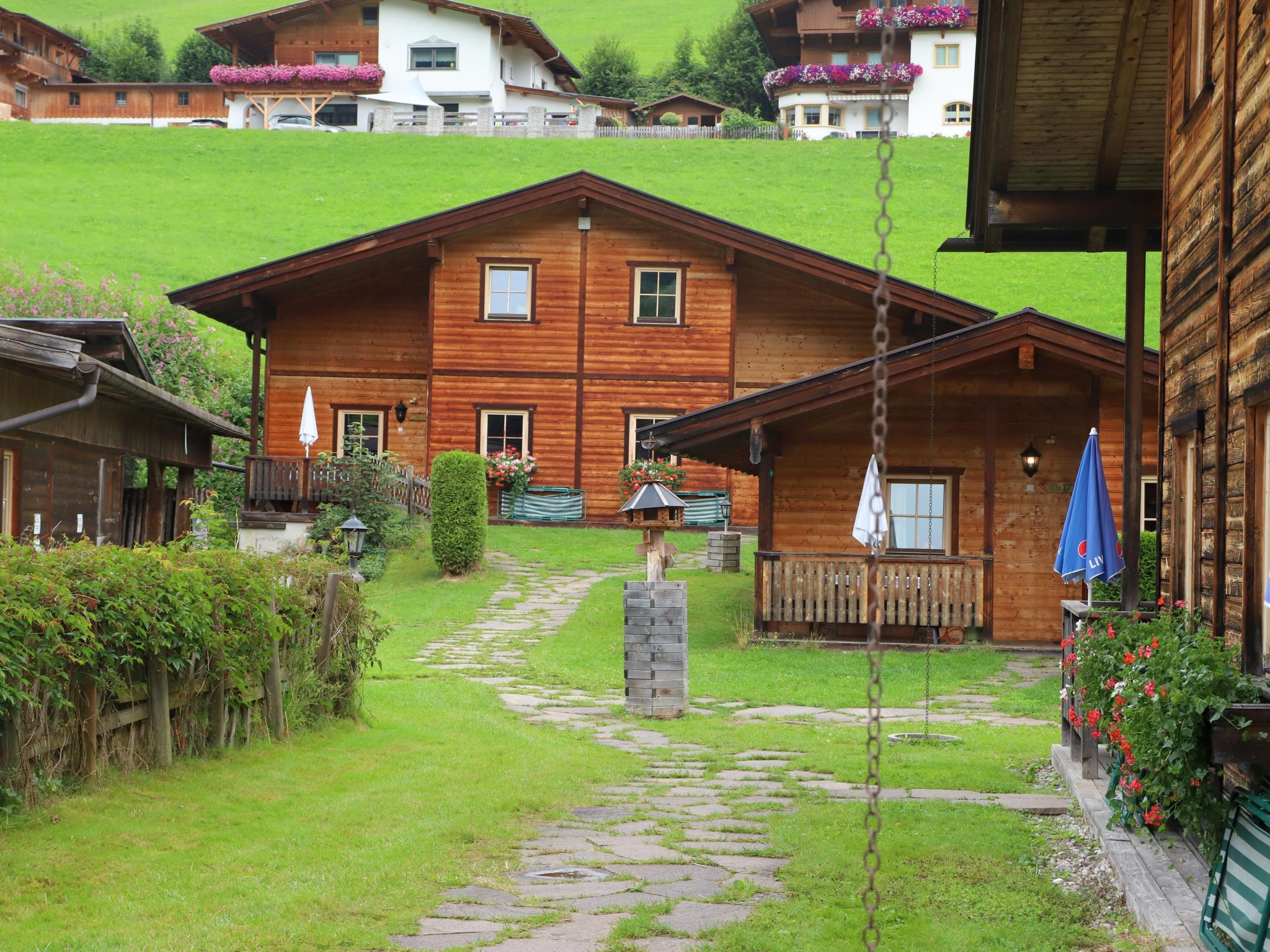 Urige Doppelhaushälfte 3 links Tirol