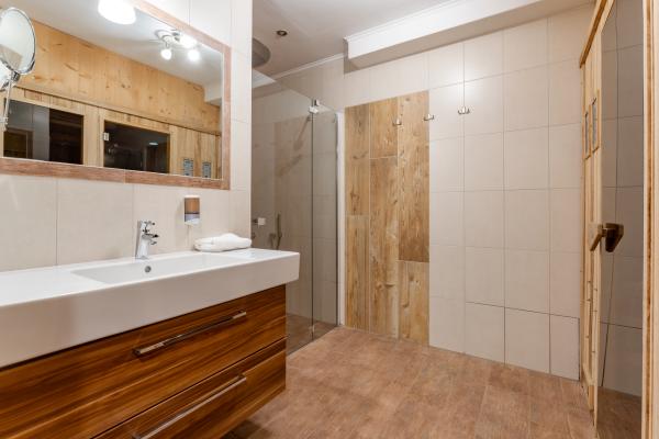 Authentiek vakantiehuis aan de piste in Saalbach met privé-sauna voor 11 personen - thumbnail 6