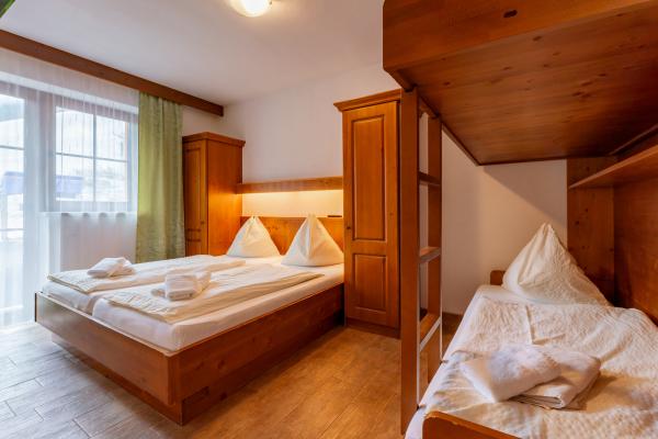 Authentiek vakantiehuis aan de piste in Saalbach met privé-sauna voor 11 personen - thumbnail 4