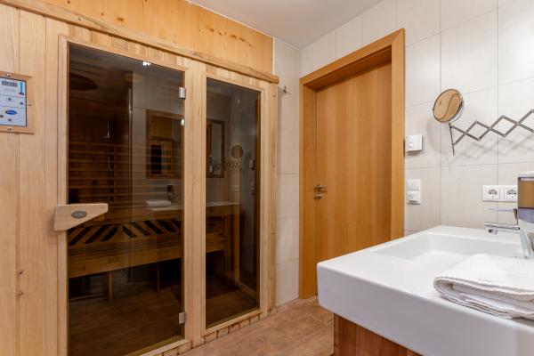 Ruim chalet voor 22 personen direct aan de piste met eigen sauna - thumbnail 2