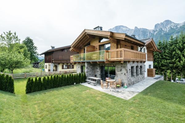Luxe 12-persoons chalet met sauna op 550m van de skilift in Leogang - thumbnail 1