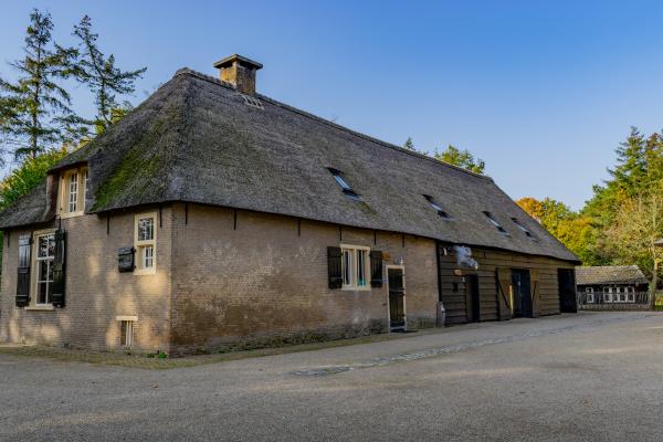 Rietgedekte boerderij aan bosrand bij Breda – luxe groepsaccommodatie voor 12 personen - thumbnail 5