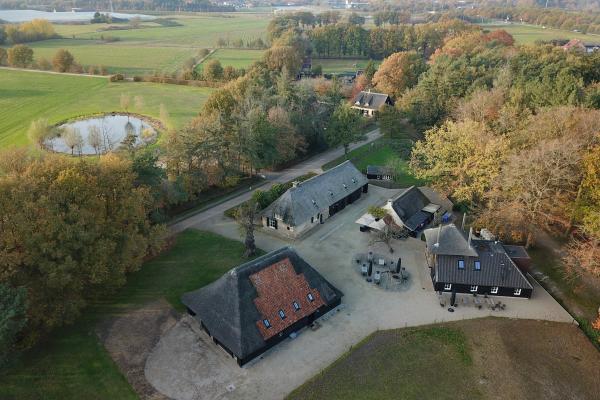 2 luxe vakantiehuizen aan de bosrand voor 24 personen bij Breda - thumbnail 1