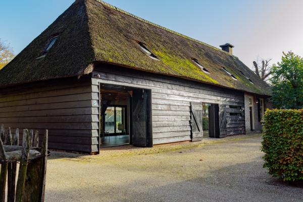 Sfeervolle rietgedekte boerderij voor 16 personen in bosrijk Ulvenhout - thumbnail 2