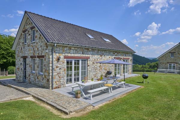 12-persoons vakantiehuis in Lierneux met open haard en tuin - thumbnail 1