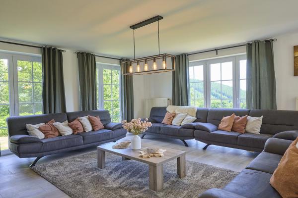 12-persoons vakantiehuis in Lierneux met open haard en tuin - thumbnail 2