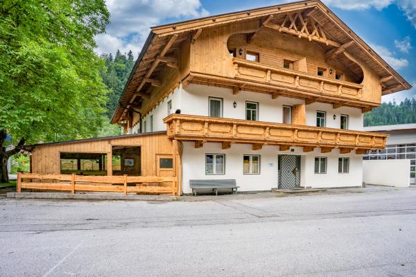 Groepshuis voor 40 personen met Biergarten op 50 meter van de skilift in Itter - thumbnail 1