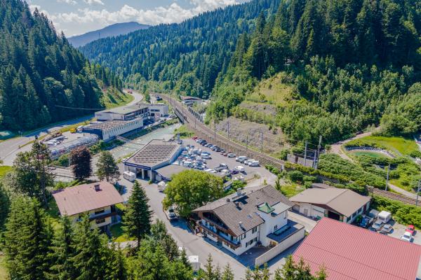 Groepshuis voor 40 personen met Biergarten op 50 meter van de skilift in Itter - thumbnail 2