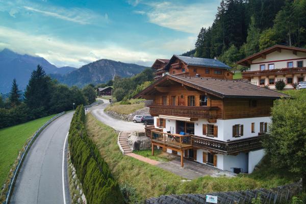 Chalet direct aan de piste met sauna en panoramisch uitzicht op de Zillertal Arena - thumbnail 1