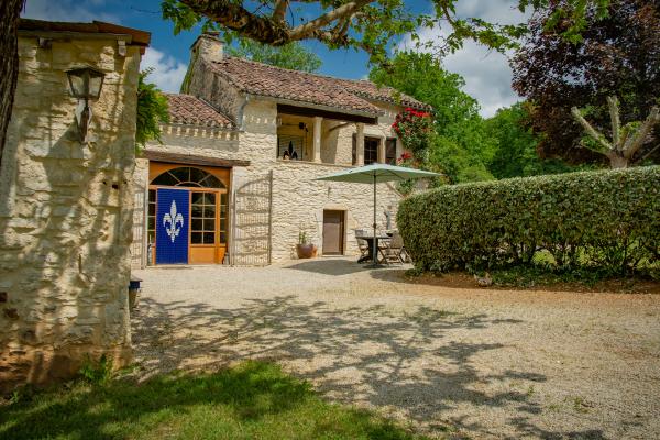 Vrijstaand authentiek landhuis met privézwembad in Puy l'Eveque - thumbnail 3