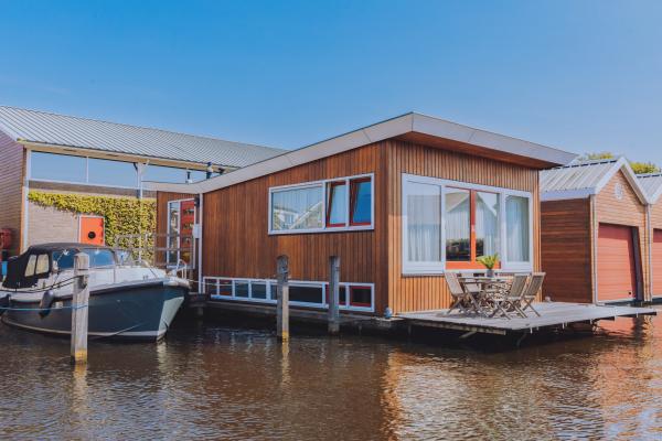Moderne woonark aan het Uitgeestermeer met terras en jachthaven - thumbnail 2
