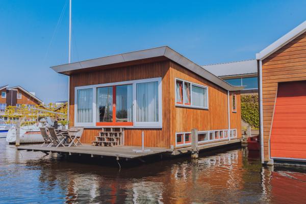 Moderne woonark aan het Uitgeestermeer met terras en jachthaven - thumbnail 1