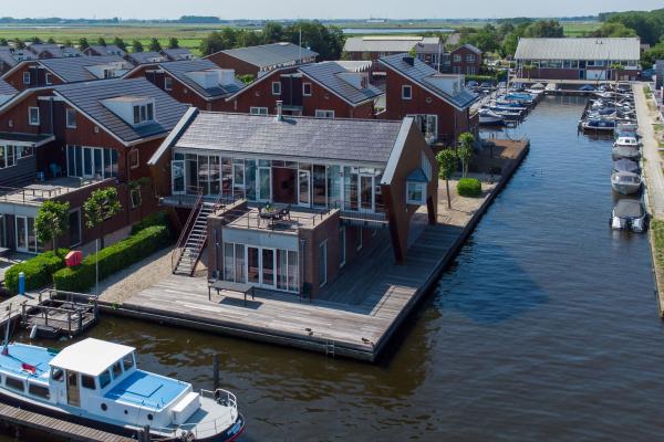 Modern penthouse met panoramisch uitzicht op Uitgeestermeer - thumbnail 1