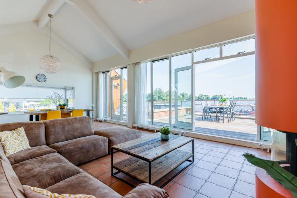Modern penthouse met panoramisch uitzicht op Uitgeestermeer - thumbnail 3