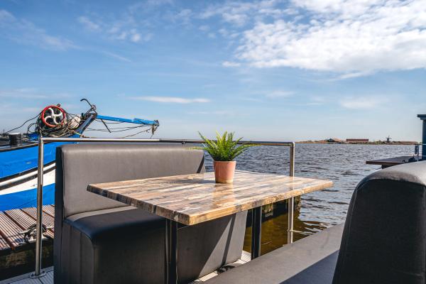 Huisboot met terras op het water in Uitgeest – uniek vakantiegevoel - thumbnail 3