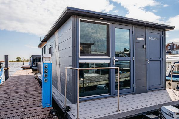 Huisboot met terras op het water in Uitgeest – uniek vakantiegevoel - thumbnail 2