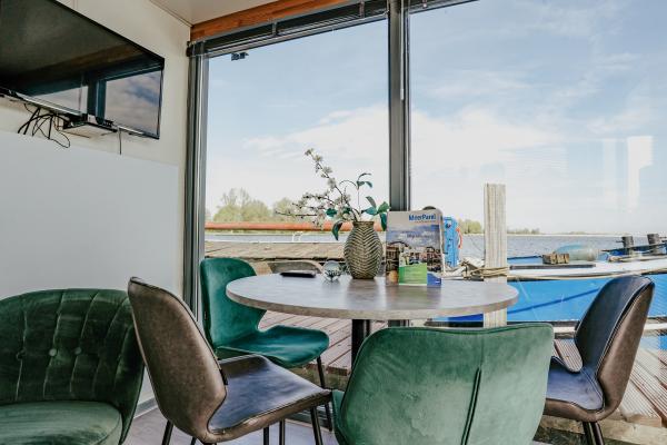 Huisboot met terras op het water in Uitgeest – uniek vakantiegevoel - thumbnail 6