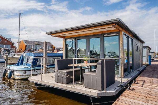 Huisboot met terras op het water in Uitgeest – uniek vakantiegevoel - thumbnail 1