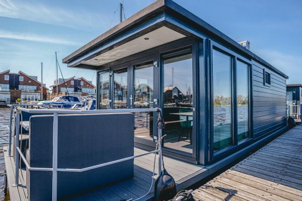 Huisboot met meerzicht en airco op vakantiepark in Uitgeest - thumbnail 3