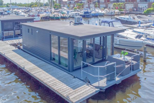 Huisboot met meerzicht en airco op vakantiepark in Uitgeest - thumbnail 1