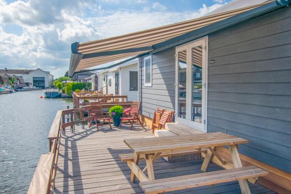 Chalet aan het water met zwemtrap en privéterras in Breukelen - thumbnail 1