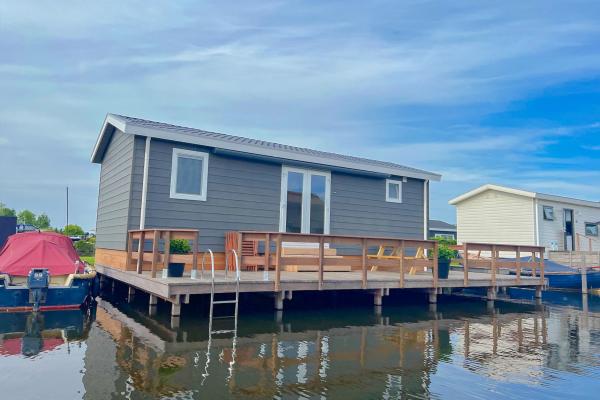 Chalet aan het water met zwemtrap en privéterras in Breukelen - thumbnail 2