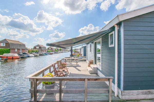 Modern chalet met eigen steiger aan de Loosdrechtse Plassen - thumbnail 1