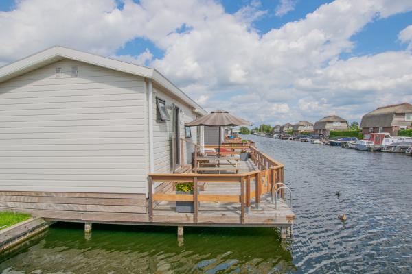 Chalet aan het water met aanlegsteiger in Breukelen, 33m², 2 slaapkamers - thumbnail 1