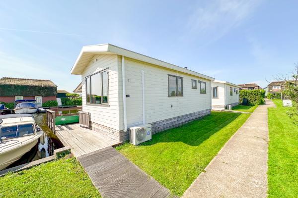 Chalet aan het water met aanlegsteiger in Breukelen, 33m², 2 slaapkamers - thumbnail 3