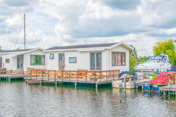 Chalet aan het water met aanlegsteiger in Breukelen, 33m², 2 slaapkamers - thumbnail 2