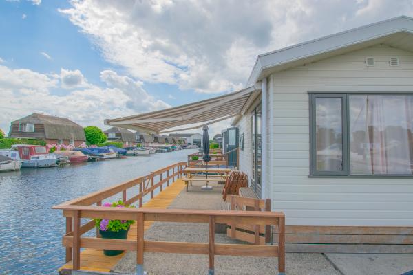 Chalet aan het water met grote veranda in Breukelen - thumbnail 1
