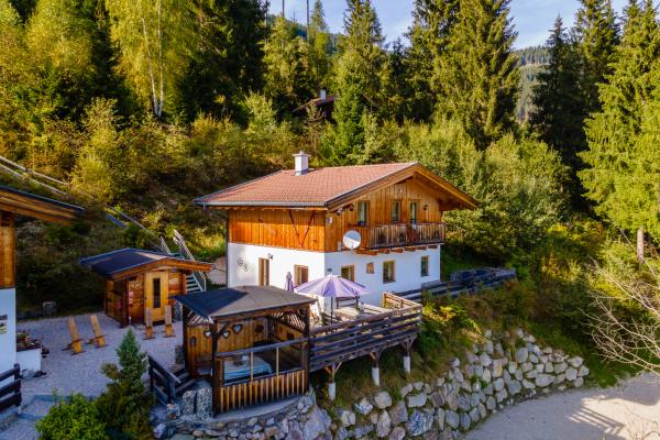 Vrijstaand chalet met sauna en panoramisch bergzicht in Piesendorf - thumbnail 1