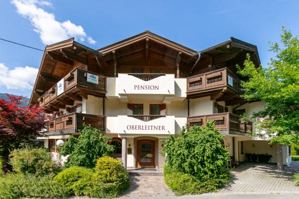 Authentiek Tirools pension voor 34 personen direct aan de piste in Brixen im Thale - thumbnail 1