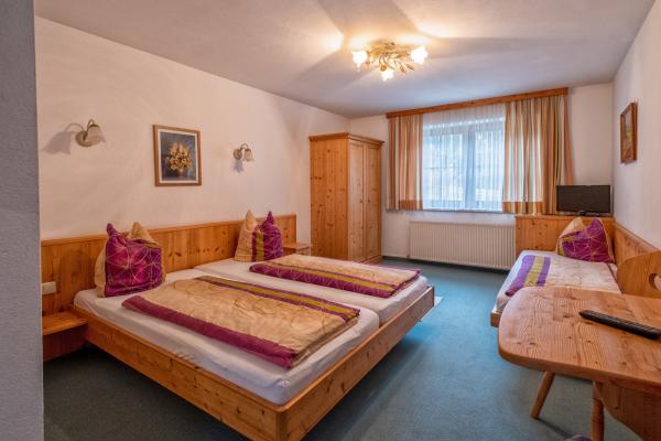 Authentiek Tirools pension voor 34 personen direct aan de piste in Brixen im Thale - thumbnail 4