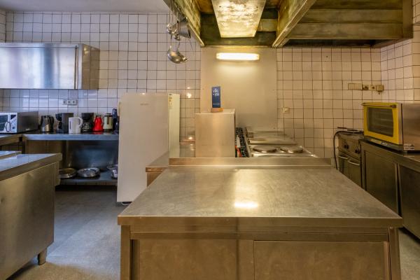 Grootschalig vakantiehuis voor 30 personen met privésauna, bar en biljart direct aan de piste - thumbnail 6