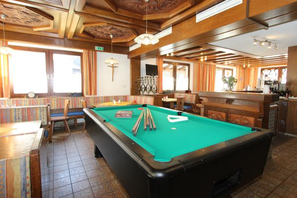 Grootschalig vakantiehuis voor 30 personen met privésauna, bar en biljart direct aan de piste - thumbnail 3