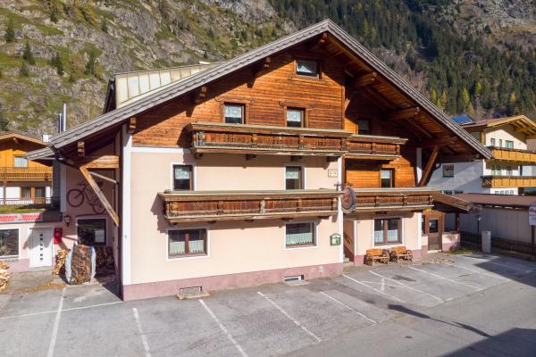 Royaal groepshuis voor 20 personen met sauna, vlakbij de skilift in Längenfeld - thumbnail 1