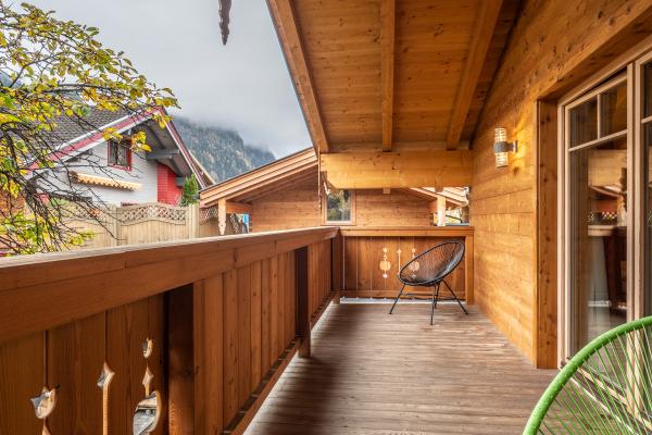 Vrijstaand chalet met sauna & hottub aan de beek in centrum Kaprun - thumbnail 4