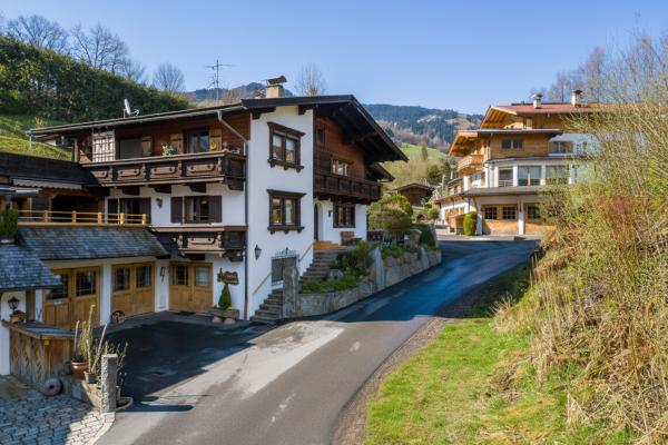 Ruim appartement in Kitzbühel met zonneterras en uitzicht op de Hahnenkamm - thumbnail 2