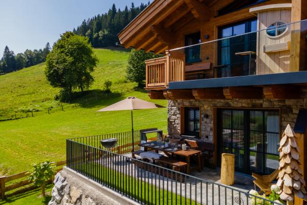 Luxe chalet voor 10 personen met sauna, direct aan de piste in Wagrain - thumbnail 1