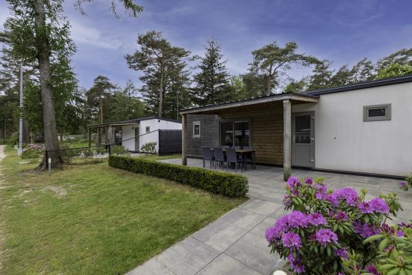 Gezellig chalet op bosrijke camping met zwembad in Vessem - thumbnail 1
