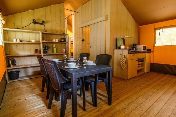 Luxe glamping-tent met privé-sanitair op bosrijke familiecamping in Vessem - thumbnail 3