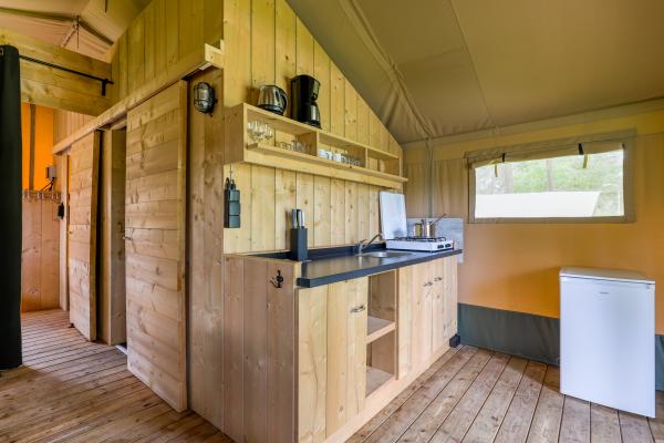 Luxe glamping-tent met privé-sanitair op bosrijke familiecamping in Vessem - thumbnail 6