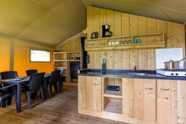 Luxe glamping-tent met privé-sanitair op bosrijke familiecamping in Vessem - thumbnail 4