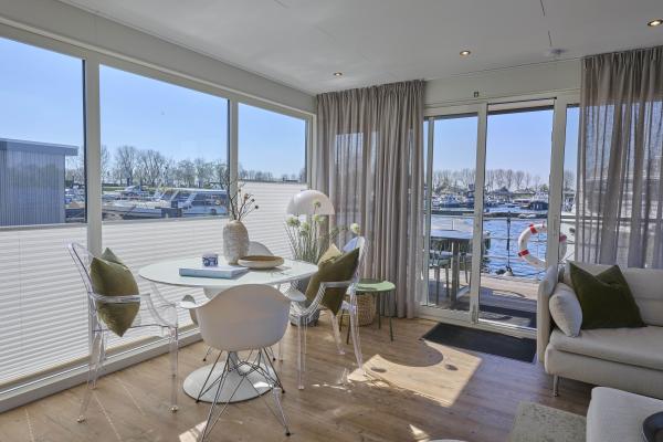 Luxe huisboot met panoramisch dakterras in haven van Kerkdriel - thumbnail 4