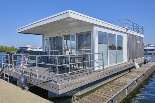 Luxe huisboot met panoramisch dakterras in haven van Kerkdriel - thumbnail 1