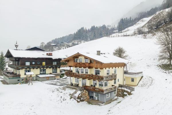 Op 1,5 km van de piste: Rustgevend appartement in Goldegg - thumbnail 1